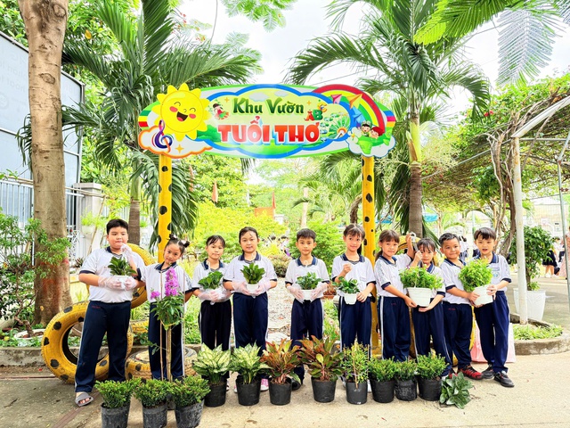 Học sinh trồng c&acirc;y, d&acirc;ng hoa sen mừng ng&agrave;y sinh Chủ tịch Hồ Ch&iacute; Minh - Ảnh 7.