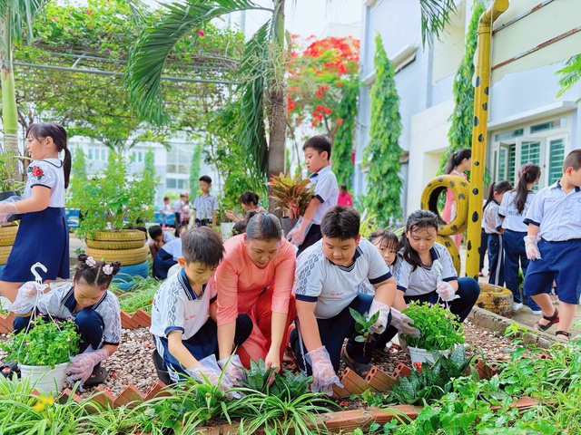 Học sinh trồng c&acirc;y, d&acirc;ng hoa sen mừng ng&agrave;y sinh Chủ tịch Hồ Ch&iacute; Minh - Ảnh 8.