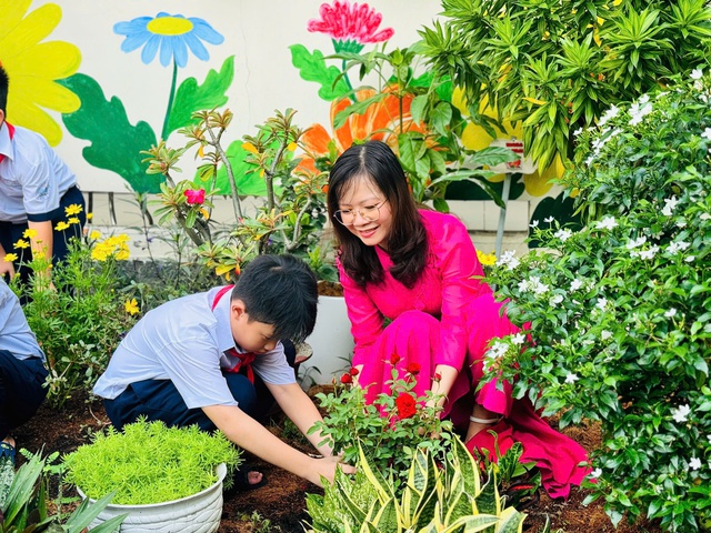 Học sinh trồng c&acirc;y, d&acirc;ng hoa sen mừng ng&agrave;y sinh Chủ tịch Hồ Ch&iacute; Minh - Ảnh 6.