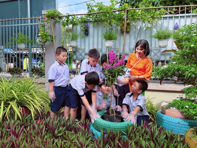Học sinh trồng c&acirc;y, d&acirc;ng hoa sen mừng ng&agrave;y sinh Chủ tịch Hồ Ch&iacute; Minh - Ảnh 5.