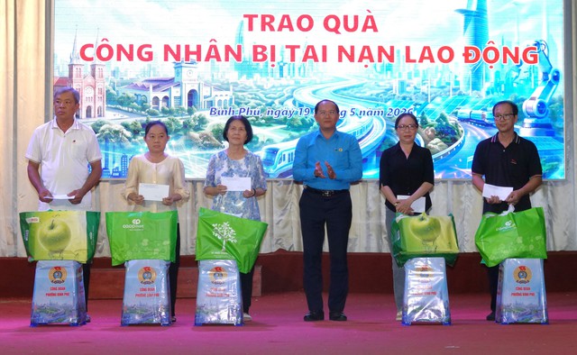 TP.HCM: Hàng trăm người lao động phường Bình Phú thi hát, nhận quà- Ảnh 4. TP.HCM: Hàng trăm người lao động phường Bình Phú thi hát, nhận quà- Ảnh 4.