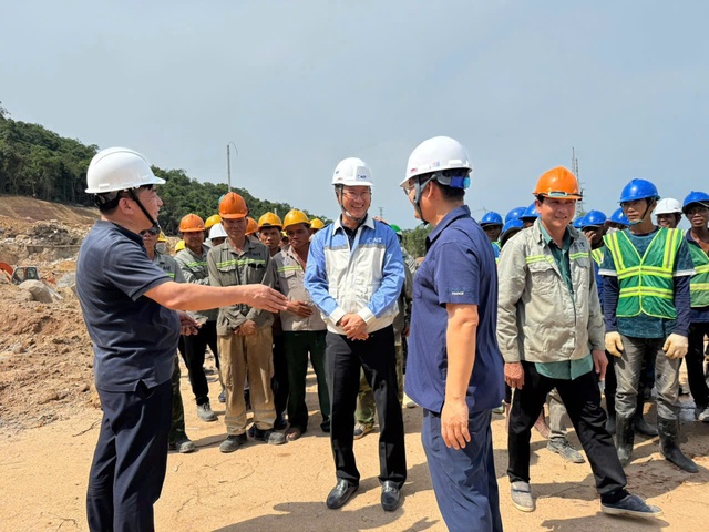 Ng&agrave;nh điện s&aacute;t c&aacute;nh c&ugrave;ng người lao động tr&ecirc;n c&aacute;c c&ocirc;ng trường thi c&ocirc;ng xuy&ecirc;n lễ 30.4 v&agrave; 1.5- Ảnh 1.