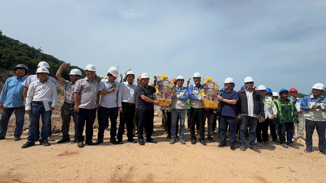 Ng&agrave;nh điện s&aacute;t c&aacute;nh c&ugrave;ng người lao động tr&ecirc;n c&aacute;c c&ocirc;ng trường thi c&ocirc;ng xuy&ecirc;n lễ 30.4 v&agrave; 1.5- Ảnh 2.