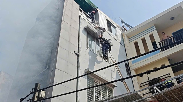 TP.HCM: Ch&aacute;y nh&agrave; kết hợp kinh doanh, cứu kịp thời 3 người mắc kẹt - Ảnh 1.