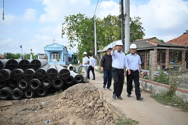 Ng&agrave;nh điện s&aacute;t c&aacute;nh c&ugrave;ng người lao động tr&ecirc;n c&aacute;c c&ocirc;ng trường thi c&ocirc;ng xuy&ecirc;n lễ 30.4 v&agrave; 1.5- Ảnh 3.