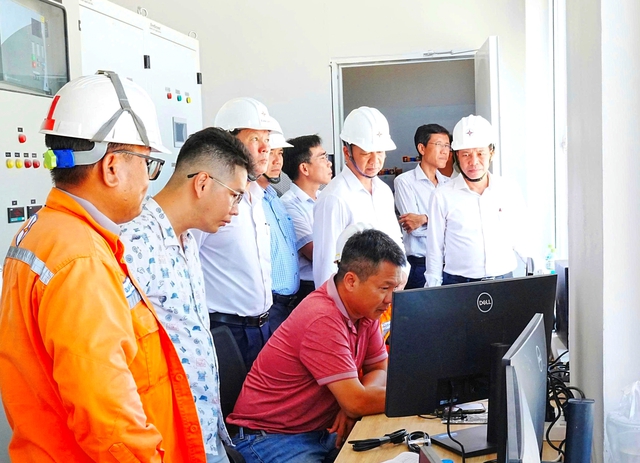 Ng&agrave;nh điện s&aacute;t c&aacute;nh c&ugrave;ng người lao động tr&ecirc;n c&aacute;c c&ocirc;ng trường thi c&ocirc;ng xuy&ecirc;n lễ 30.4 v&agrave; 1.5- Ảnh 7.