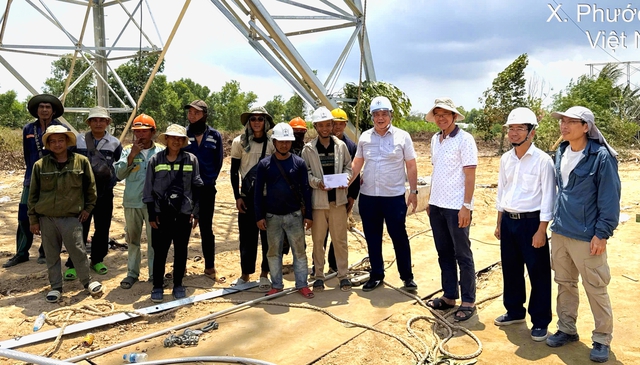 Ng&agrave;nh điện s&aacute;t c&aacute;nh c&ugrave;ng người lao động tr&ecirc;n c&aacute;c c&ocirc;ng trường thi c&ocirc;ng xuy&ecirc;n lễ 30.4 v&agrave; 1.5- Ảnh 9.