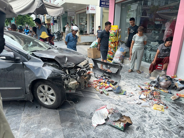 Ph&aacute; cửa &ocirc; t&ocirc; đang bốc kh&oacute;i cứu t&agrave;i xế bị mắc kẹt b&ecirc;n trong- Ảnh 2.