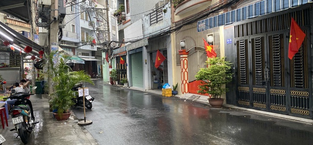 Giới trẻ rần rần v&igrave; cơn mưa đầu ti&ecirc;n của TP.HCM sau bao ng&agrave;y oi ả - Ảnh 4.