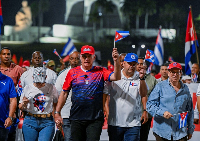 &Ocirc;ng Trump &aacute;p đặt lệnh cấm vận mới, Cuba phản ứng - Ảnh 2.
