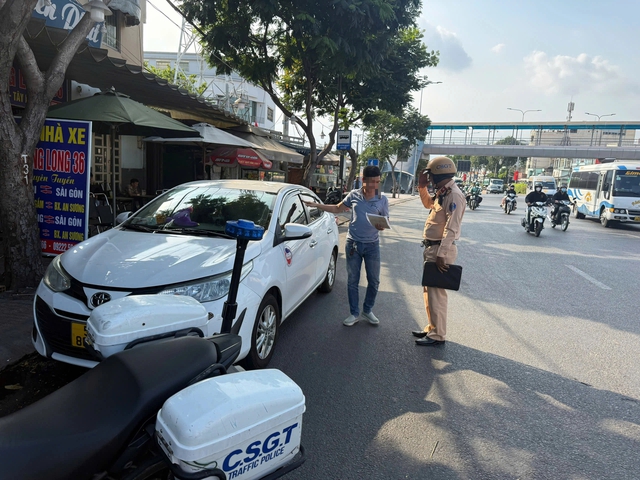 Nhiều người bị CSGT TP.HCM phạt v&igrave; th&oacute;i quen dừng, đỗ xe quanh bến xe - Ảnh 1.