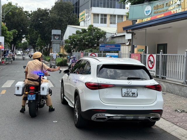 Nhiều người bị CSGT TP.HCM phạt v&igrave; th&oacute;i quen dừng, đỗ xe quanh bến xe - Ảnh 2.