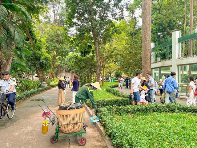 B&igrave;nh luận 'xả r&aacute;c thoải m&aacute;i cho lao c&ocirc;ng dọn' ở Thảo Cầm Vi&ecirc;n g&acirc;y bức x&uacute;c - Ảnh 2.