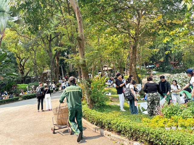 B&igrave;nh luận 'xả r&aacute;c thoải m&aacute;i cho lao c&ocirc;ng dọn' ở Thảo Cầm Vi&ecirc;n g&acirc;y bức x&uacute;c - Ảnh 5.