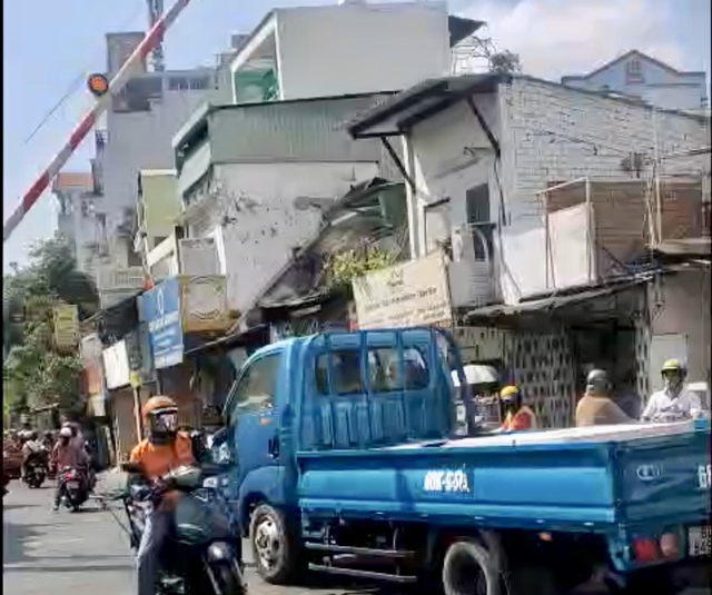 Vượt đ&egrave;n đỏ đường sắt ở TP.HCM bị quay clip, t&agrave;i xế bị phạt 5 triệu - Ảnh 1.