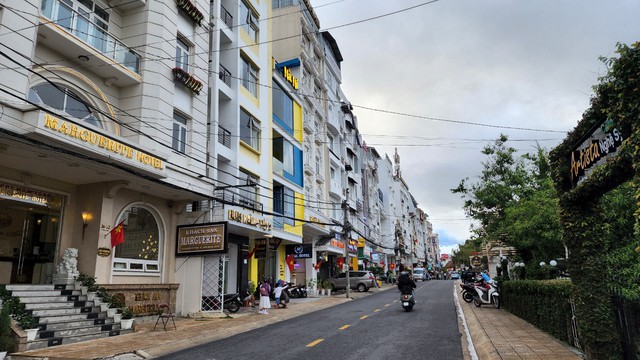 Rời Đ&agrave; Lạt sau lễ, &ldquo;ch&aacute;y&rdquo; v&eacute; xe, đường đ&egrave;o qu&aacute; tải cục bộ - Ảnh 6.