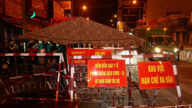 Ánh sáng điện mỗi đêm là 'mạch sống' của những ngày đại dịch - Ảnh 2.