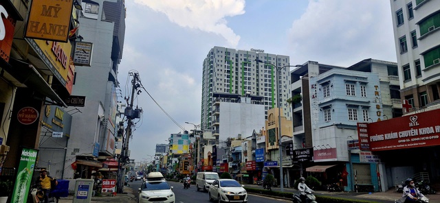 Giới trẻ rần rần v&igrave; cơn mưa đầu ti&ecirc;n của TP.HCM sau bao ng&agrave;y oi ả - Ảnh 1.