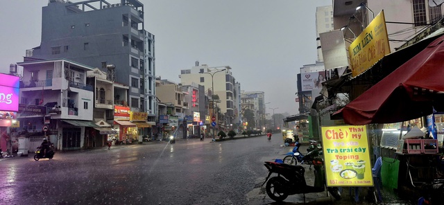 Giới trẻ rần rần v&igrave; cơn mưa đầu ti&ecirc;n của TP.HCM sau bao ng&agrave;y oi ả - Ảnh 3.