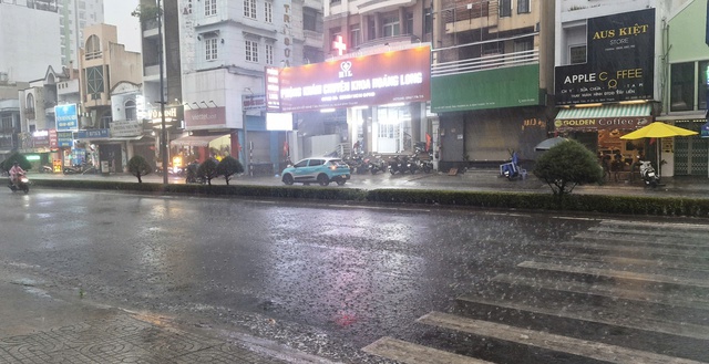 Giới trẻ rần rần v&igrave; cơn mưa đầu ti&ecirc;n của TP.HCM sau bao ng&agrave;y oi ả - Ảnh 2.