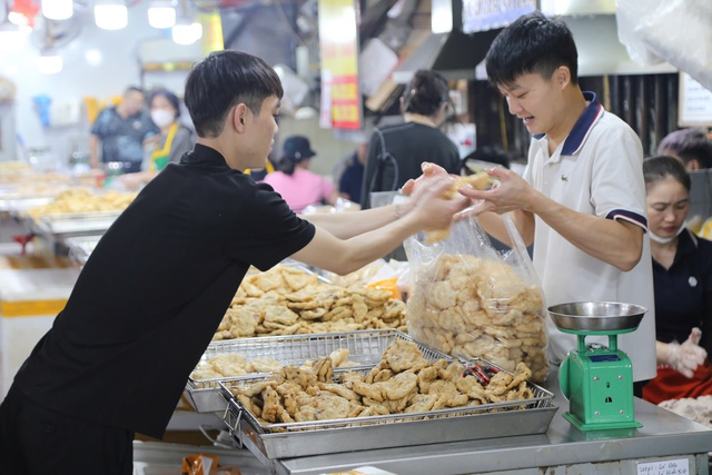 Hải sản Hạ Long giá tăng chót vót, tiểu thương ‘thu tiền mỏi tay’- Ảnh 2.