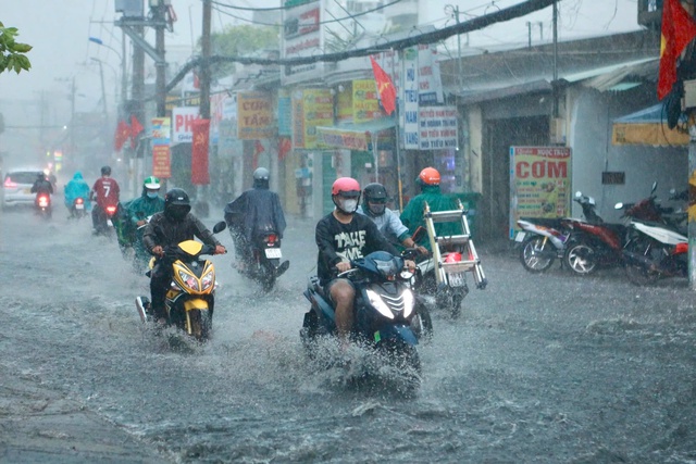 Vì sao TP.HCM liên tục mưa giông, gió giật mạnh những ngày qua? - Ảnh 2.