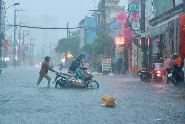 Vì sao TP.HCM liên tục mưa giông, gió giật mạnh những ngày qua? - Ảnh 3.