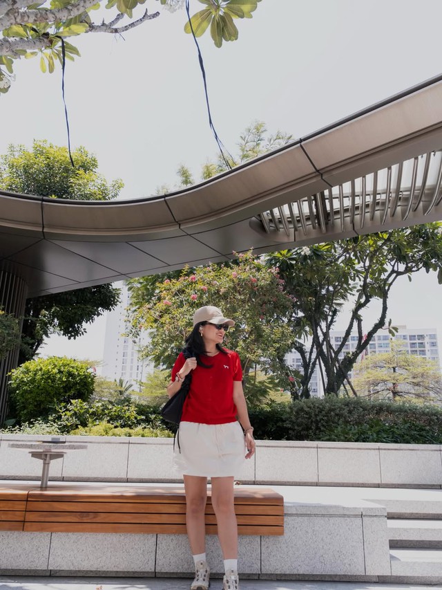 Nổi bật xuống phố với những trang phục tông màu nóng- Ảnh 2. Nổi bật xuống phố với những trang phục tông màu nóng- Ảnh 2.