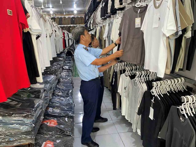 Theo dấu trên mạng, triệt phá hàng giả- Ảnh 1. Theo dấu trên mạng, triệt phá hàng giả- Ảnh 1.