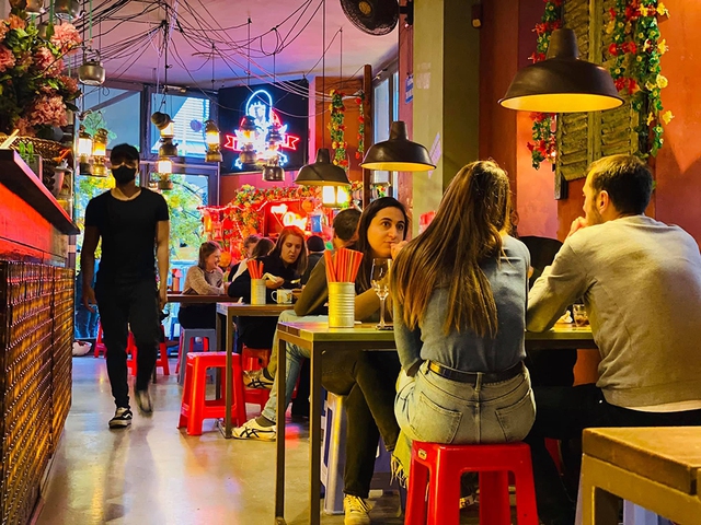 Bàn ghế nhựa, cơm tấm và một góc TP.HCM ở Berlin - Ảnh 1.