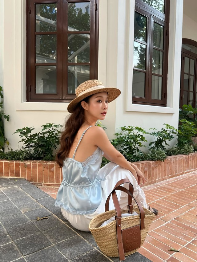 Mũ rộng vành, túi oversized... những phụ kiện làm nên phong cách hè đặc sắc- Ảnh 4.