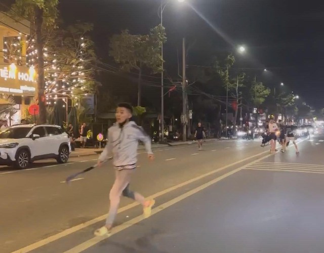 Bắt ‘nóng’ nhóm thanh niên đánh nhau trên đường phố- Ảnh 1. Bắt ‘nóng’ nhóm thanh niên đánh nhau trên đường phố- Ảnh 1.