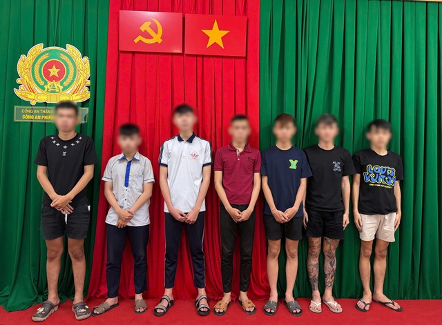 Bắt ‘nóng’ nhóm thanh niên đánh nhau trên đường phố- Ảnh 3. Bắt ‘nóng’ nhóm thanh niên đánh nhau trên đường phố- Ảnh 3.