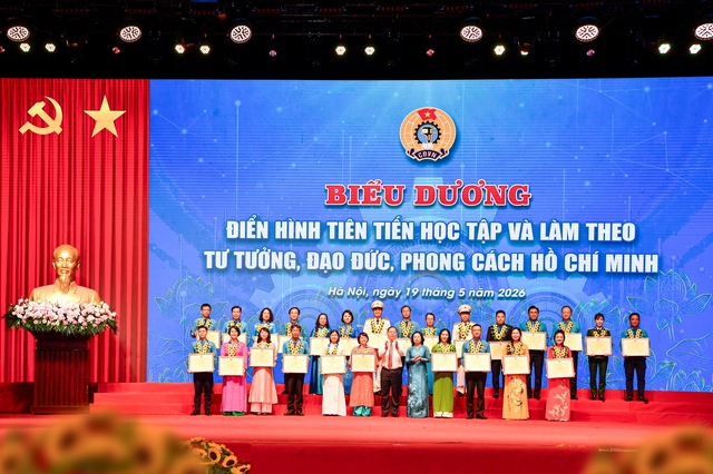 Tổng gi&aacute;m đốc Vietcombank vinh dự được khen thưởng với th&agrave;nh t&iacute;ch xuất sắc - Ảnh 2.