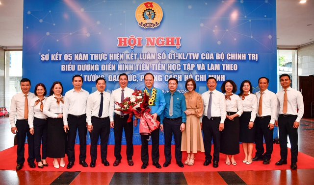 Tổng gi&aacute;m đốc Vietcombank vinh dự được khen thưởng với th&agrave;nh t&iacute;ch xuất sắc - Ảnh 3.