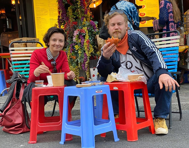 Bàn ghế nhựa, cơm tấm và một góc TP.HCM ở Berlin - Ảnh 3.