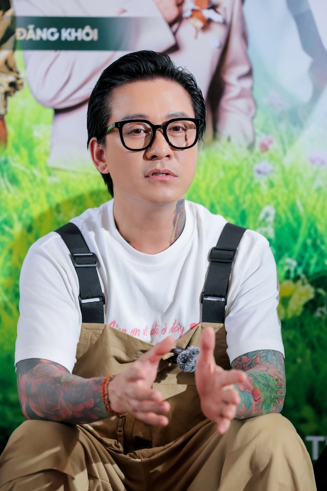 Tuấn Hưng 'cày' hết sức cho show diễn với các 'anh trai chông gai'

- Ảnh 1.