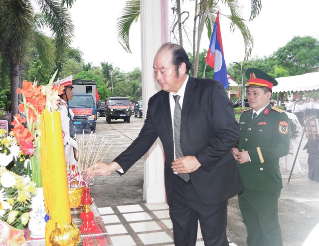 Đón nhận 8 hài cốt liệt sĩ hy sinh trên đất bạn Lào- Ảnh 1. Đón nhận 8 hài cốt liệt sĩ hy sinh trên đất bạn Lào- Ảnh 1.