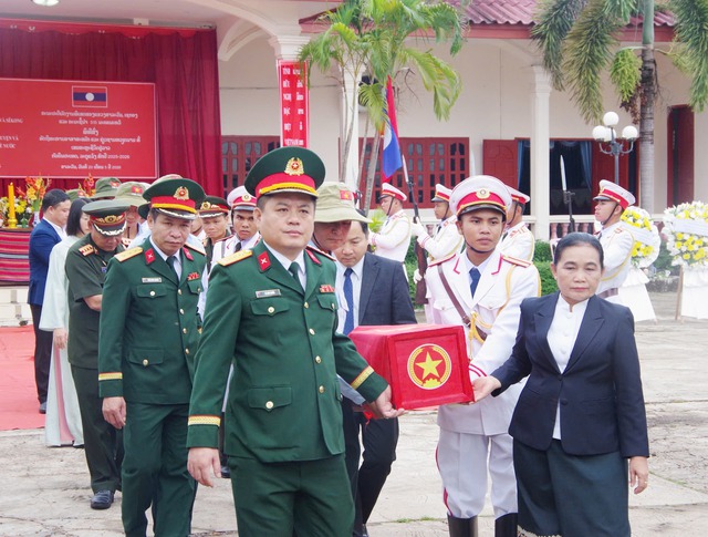 Đón nhận 8 hài cốt liệt sĩ hy sinh trên đất bạn Lào- Ảnh 2. Đón nhận 8 hài cốt liệt sĩ hy sinh trên đất bạn Lào- Ảnh 2.