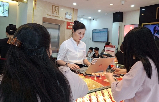 Vàng, bạc đua nhau giảm giá, sắp tới sẽ ra sao? - Ảnh 1.