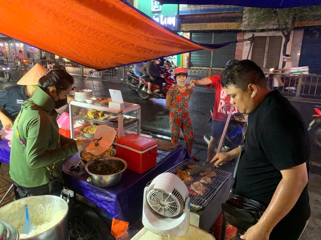 Ch&agrave;ng gi&aacute;m đốc bỏ việc về b&aacute;n cơm chăm mẹ bệnh nặng - Ảnh 1.