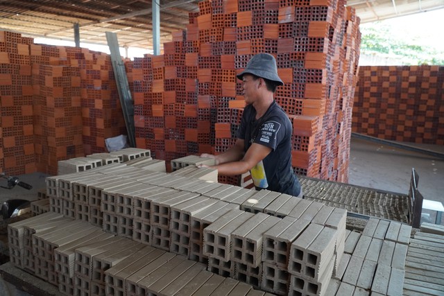Ngành gạch gốm Vĩnh Long 'kêu cứu' vì thiếu nguyên liệu sản xuất- Ảnh 1. Ngành gạch gốm Vĩnh Long 'kêu cứu' vì thiếu nguyên liệu sản xuất- Ảnh 1.