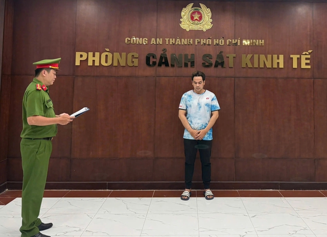 Công an TP.HCM triệt phá đường dây giày, dép hiệu giả quy mô khủng - Ảnh 1.