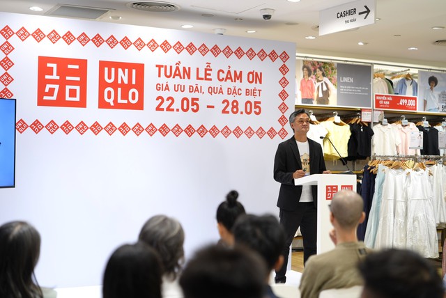 Phở, cà phê, bánh mì và nón lá Việt Nam được UNIQLO đưa lên trang phục- Ảnh 1. Phở, cà phê, bánh mì và nón lá Việt Nam được UNIQLO đưa lên trang phục- Ảnh 1.