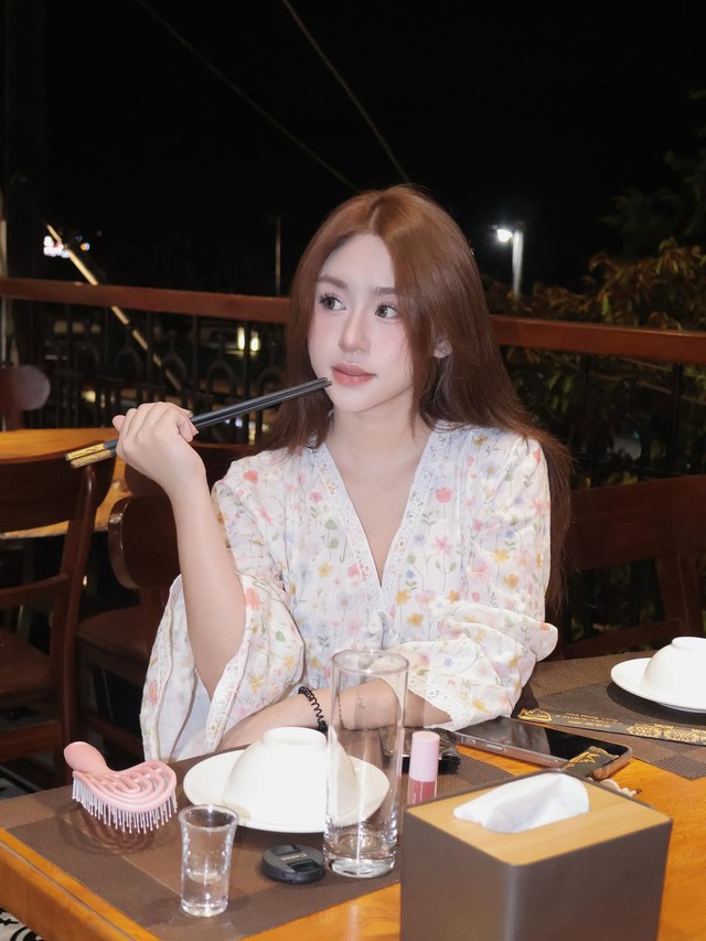 Phong cách ngày nắng cùng những thiết kế họa tiết hoa - Ảnh 1.