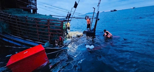 Tàu cá đâm đá ngầm, 8 ngư dân thoát nạn - Ảnh 1.
