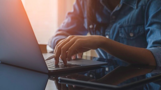 Đừng bỏ qua những dấu hiệu pin laptop sắp 'ra đi' - Ảnh 1.