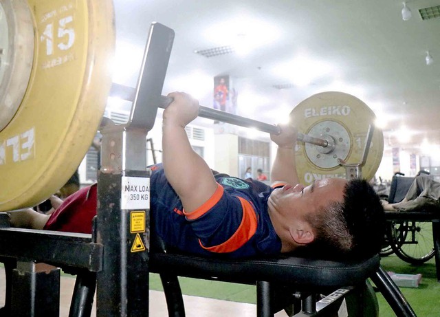 Phía sau những tấm huy chương của 2 chàng trai khuyết tật - Ảnh 1.