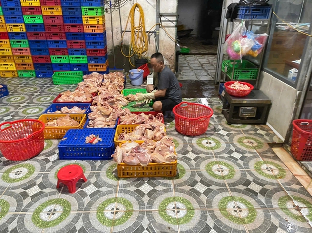 Bất ngờ bên trong cơ sở giết mổ gia cầm được đầu tư 'bài bản' ở TP.HCM - Ảnh 2.
