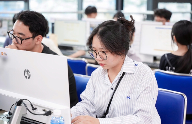 Từ vụ thi hộ bị xử l&yacute;: Kỳ thi VSTEP l&agrave; g&igrave; m&agrave; nhiều sinh vi&ecirc;n lo? - Ảnh 2.